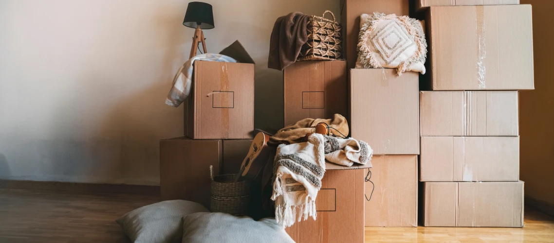 Fotografía de un salón con muebles en cajas para el servicio de guardamuebles para tu mudanza