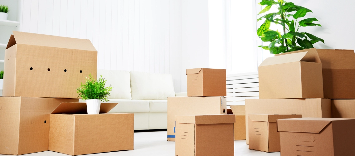 Fotografía de un salón con cajas para un servicio integral de mudanzas
