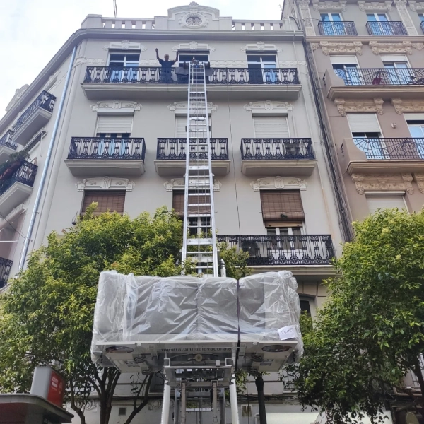 Fotografía de una mudanza con una plataforma elevadora a un cuarto piso
