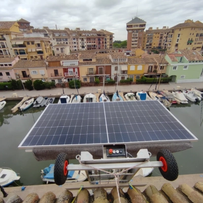 Placa solar subida con una plataforma elevadora