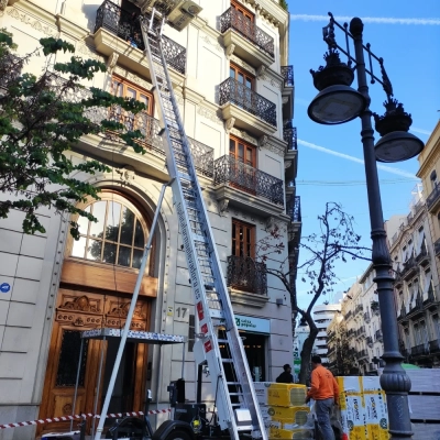 Plataforma elevadora para mudanza trabajando en tercer piso