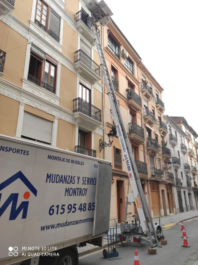 Fotografía de una mudanza local con plataforma elevadora