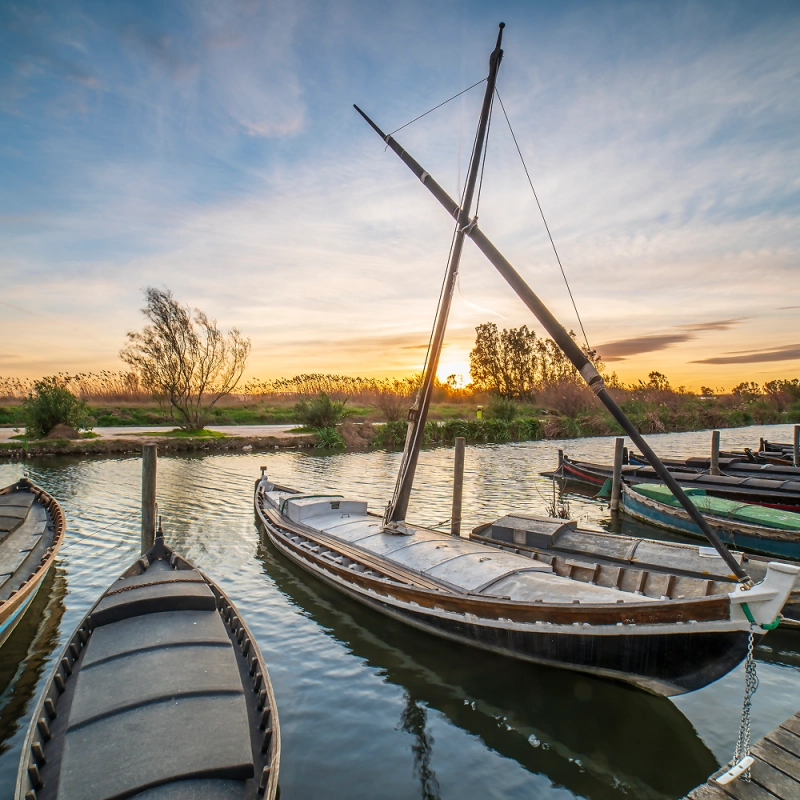 Barca tradicional en el puerto de Catarroja al atardecer – Mudanzas MTY