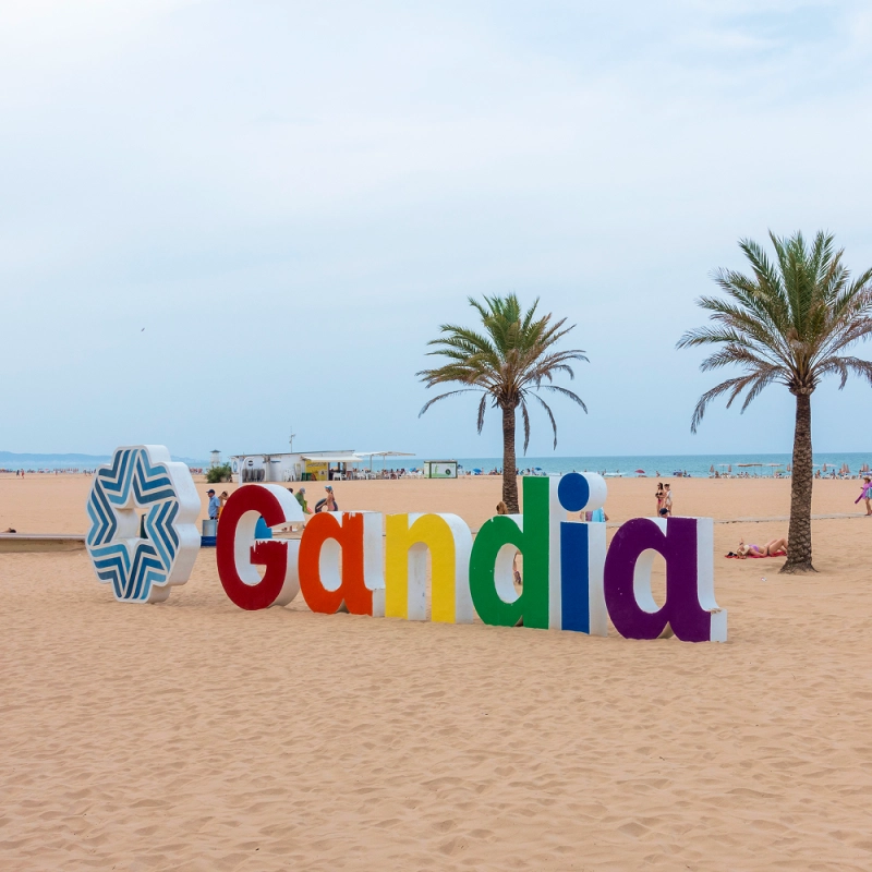 Cartel de Gandía en la playa con el mar al fondo – Mudanzas MTY en Gandía
