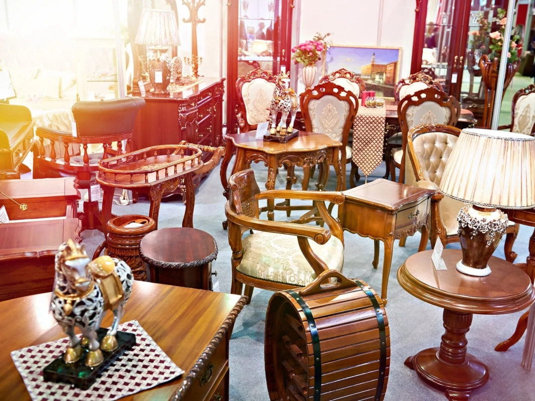 Fotografía de salón lleno de muebles